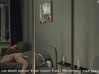 Руска господарица у великим чизмама доминира момком уз жестоко јебање страп-оном у покорној сцени