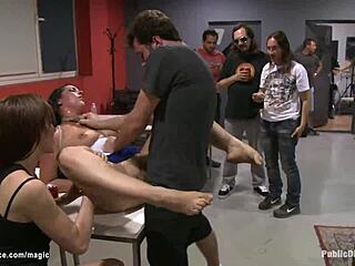 Essa Babe Espanhola com Grandes Tetas Levou Pancada Forte à Vista do Público