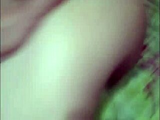 Prostituta joven 18+ gime fuerte mientras le machacan el culo grande en anal duro