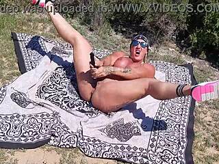 Valaha gondoltad, hogyan basznak egy tetovált MILF-et óriási cicikkel a strandon?