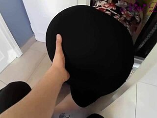 Iso peppu milf kumartuu paksulle kyrvälle tiukassa mekossa POV