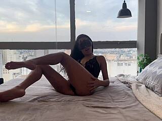 남편 위에 앉아서 좁은 보지 정액으로 꽉 채우기!