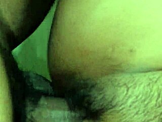 Temankan India desi TUNGGANG pepek dalam CLOSE-UP cowgirl