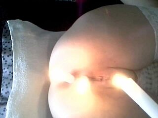 เฮ้ย เคยเห็นเทียนสองเล่มสอดหีและก้นพร้อมกันไหม?