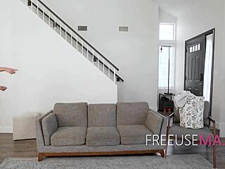 زوجة أب شقراء بتنيك وصديقتها بتنظف