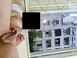Komşuluğa Yakın Açık Otel Penceresinde Riskli Mastürbasyon Gösterisi
