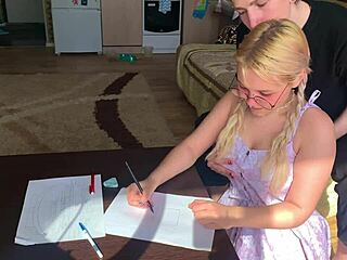 Μια ντροπαλή ξανθή μαθήτρια με κοτσίδες δεν άντεξε τον καθηγητή της και τον γάμησε στο στόμα