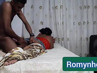 Gordita latina gamer pillada con shorts ajustados