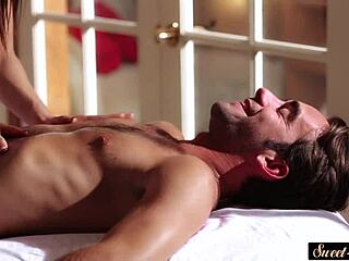 Linda beleza conta história de massagem erótica incrível de perto