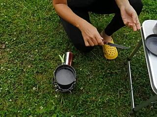 刚和继母从露营回来。她的脏脚底让我疯狂！