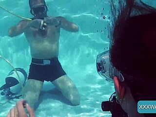 Sexe hardcore sous l'eau avec Minnie Manga et fellation