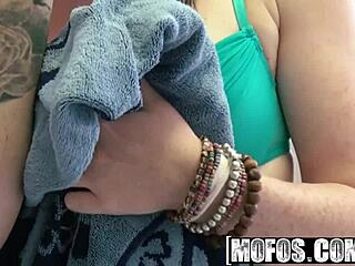 Мофос - Оливија Рајдер ухваћена како чисти кућу на несташан начин