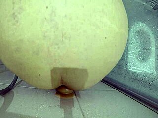 Dickes Opfer Endures Bloody Dildo Fuck In Shower