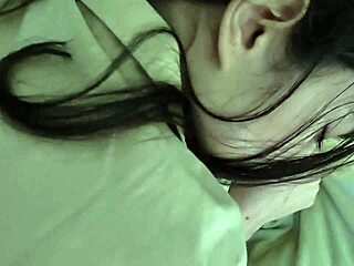 Follan a hermanastra en uniforme escolar hasta despertar