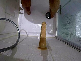Dickes Opfer Endures Bloody Dildo Fuck In Shower
