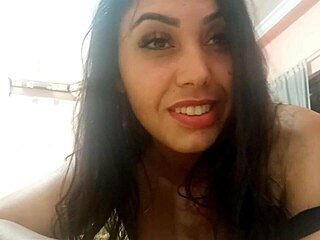 Sarah Rosa plaagt met strippende kleren scheuren in resort