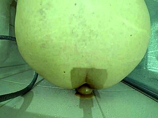 Dickes Opfer Endures Bloody Dildo Fuck In Shower