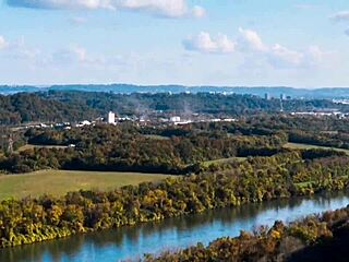 Lina Jones Teaches Deep Susy Threesome