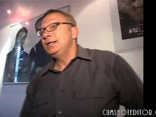 Špinavé německé sekretářky mistrně hluboko cucají a prdel drcí v kanceláři. Jejich dovednosti ohromí všechny kolem.