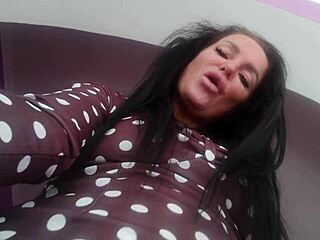 MILF Upokarza Goloną Pizdą, Dręczy Dużymi Cyckami.