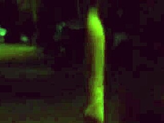 Wanita telanjang jalan di jalan kota pagi-pagi, flashing di depan umum tanpa malu