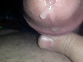 جلسة استمناء بقضيب وحشي في عرض قريب!