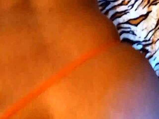 primo entra no quarto e mete o enorme pau branco na angolana de buceta rosa