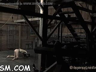 شوف الجميلة السمرا تلعب بكسها المبلل بالفايب