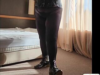 Sladké predohry vedú k horúcemu šukaní na masážnej stoličke