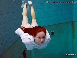 أوف، ما أقدر... Lola الساخنة بصدر كبير عند المسبح، مبللة تمامًا في العلن