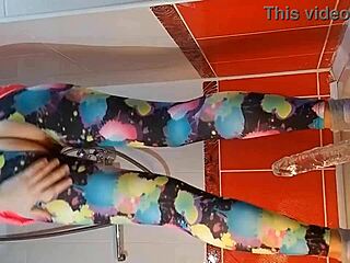 Intenzív közelről dildó önkielégítés a konditerem zuhanyzójában pisivel