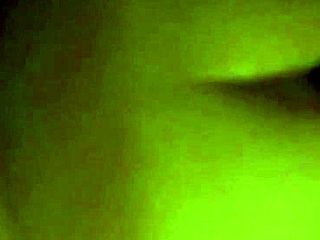 Sexig husmor suger djupt