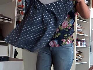 哇！继子拍我穿牛仔裤还射在我屁股里！