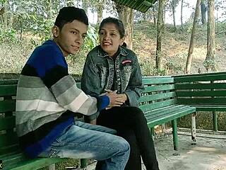 Gorące spotkanie z dobrze wyposażonym facetem na kanapie w saunie w Le Jardim