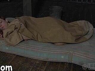 Torment crud pe pizda frumuseții mă lasă tremurând în scenă BDSM