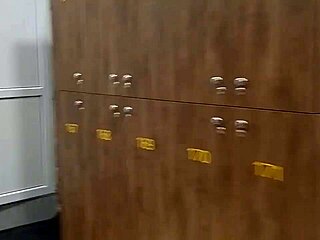 Intenzív közelről dildó önkielégítés a konditerem zuhanyzójában pisivel