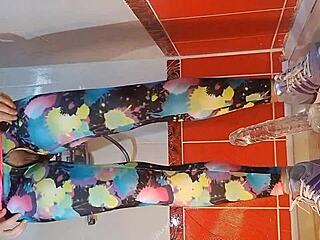 Яко близък план дилдо мастурбация в спортна душа с пишка