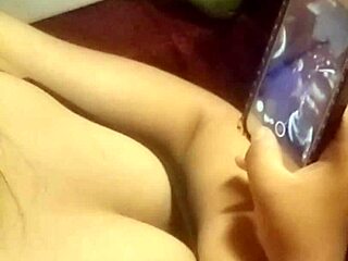 彼女は私が彼女の乳首を吸うのが好き、なんて美味しい