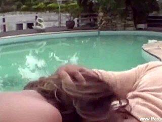 브라질 여정 속 음란한 라틴아 미녀가 레트로 야생 섹스 다시 즐겨