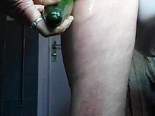 Deutsche Oma fickt ihre Muschi mit einer Gurke im Solospiel