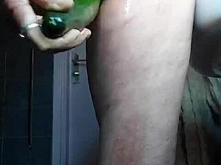 Nemecká babička si šúcha piču uhorkou v sólovej hre