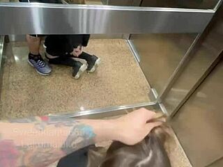 عالق في المصعد مع الجار، ينيك مؤخرتي بقوة