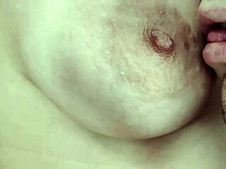 Video casero de una amateur desnuda con areolas grandes y tetas caídas. ¡No te lo pierdas!