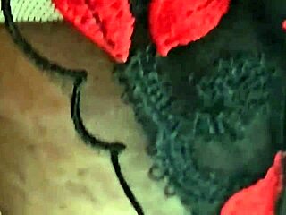 Moglie infedele col culo grosso seduce meccanico con tette e paga con pompino profondo