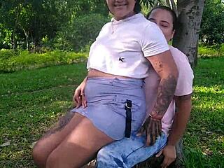 Üvey kız kardeşimi parka götürüyorum ağaç altında halka açık mastürbasyon için getirdiğim penisi gösteriyorum