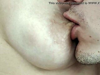 Pogled iz bližine na viseče joške z vidnimi raztegami v domačem posnetku