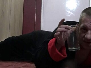 Mark Wright minum air kencing dan dikongkek di bilik tidur