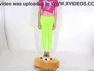 สาวสวยยั่วเย้าด้วยส้นสูงบนเบาะนุ่ม