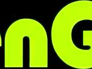 バストタトゥー Alexia Vosse がジューシーなティーンアナルにハードパウンディング