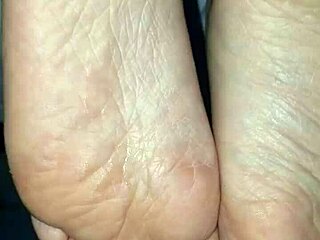 Aku pancut kat kaki dia, nak tengok macam mana?